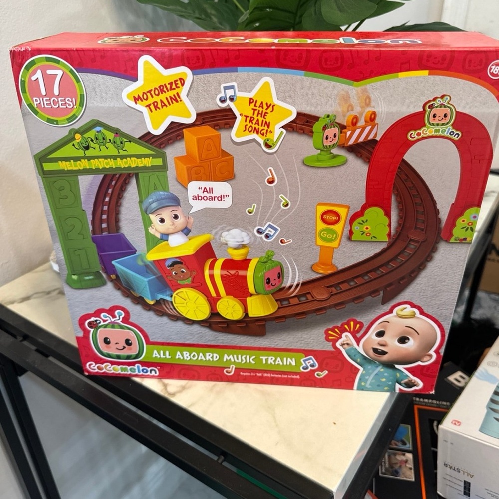 Cocomelon All Aboard Music Train 17 Pieces Plays "Train Song"